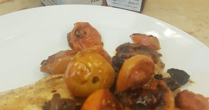 פילה דג אמנון עם עגבניות שרי ופטריות שמפיניון טריות עם שמן בטעם בצל